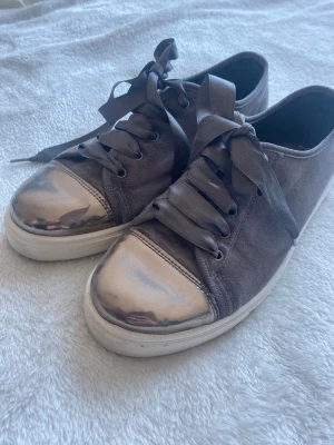 Grå sneakers - Ser ut som nya! Använda några få gånger💕Är i storlek 40 men passade mig perfekt som vanligtvis har 38/39. Jag köpte dem på Vinted och ser inte vad det är för märke
