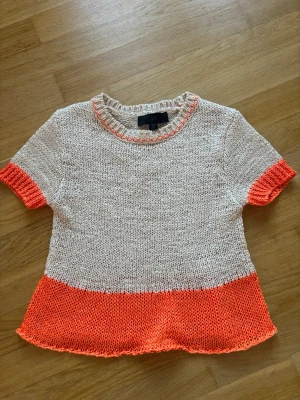 Stickad topp - Helt ny oanvänd stickad topp från Zara i så härlig korallfärg nedtill🧡🩷