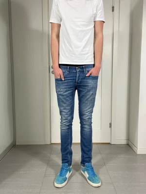 Dondup George Jeans  - Säljer nu dessa Dondup George Jeans med snygga slitningar i populär design, skriv för fler bilder/frågor🙌🏼