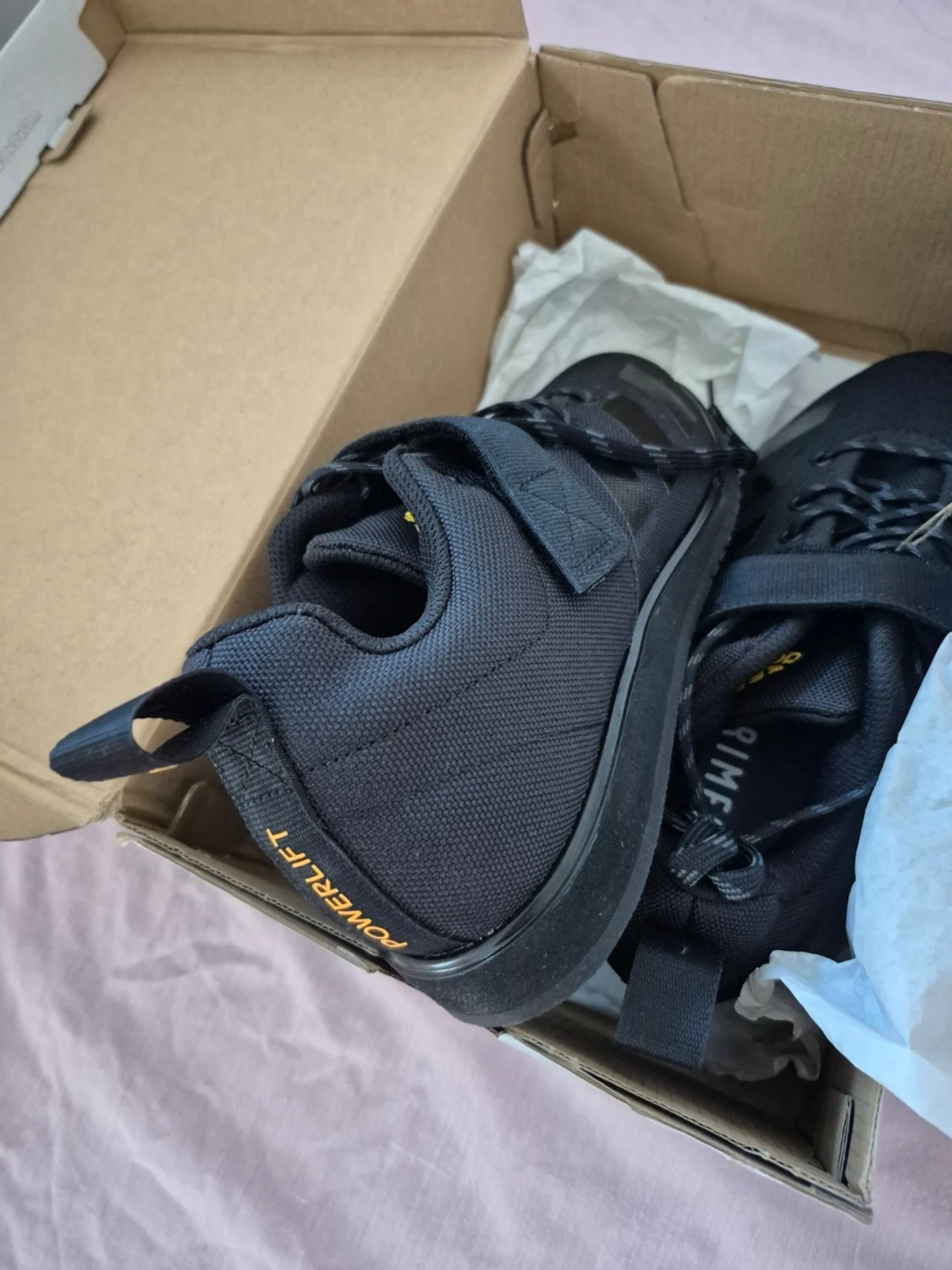 Svarta Adidas Powerlift träningsskor - 1