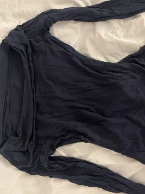 Svart långärmad  - En marinblå tröja med långa ärmar sitter tajt i midjan löst på axlarna. Jätte jättefin tycker jag.