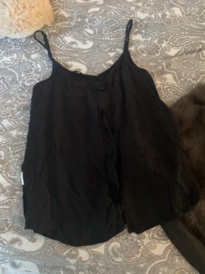 Svart linnetopp med smala axelband - gulligt linne!!☺️