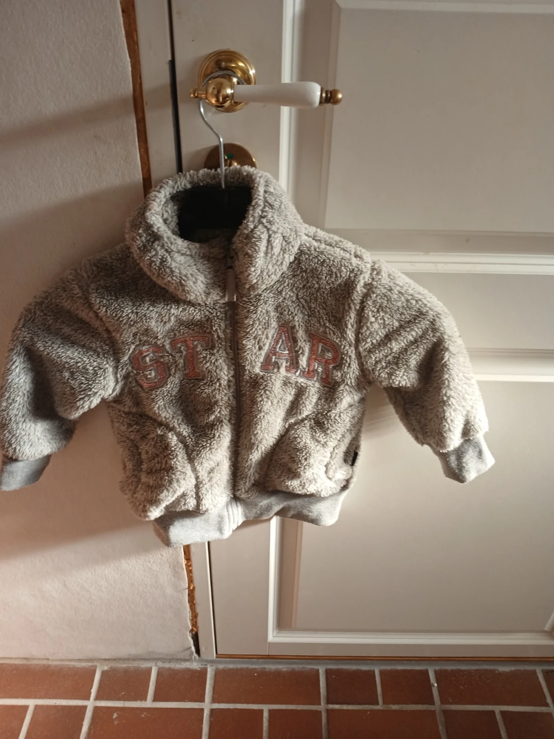 Grå teddyjacka med STAR-tryck