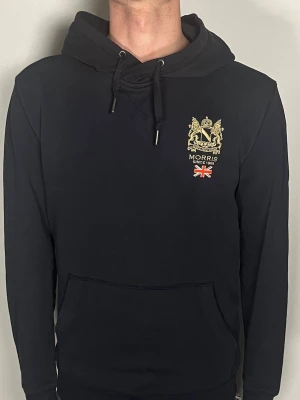 Morris hoodie  - Säljer en ritkigt snygg och trendig Morris hoodie i fint skick, storlek L, vid frågor är det bara att skriva //Gramenti