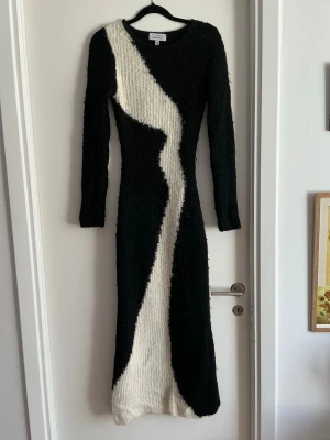 & OTHER STORIES fluffig varm långklänning  - Klänning från & Other Stories i alpacka och ull, jättevarm, mjuk och mysig. Perfekt att ha på vintern. Storlek xs, men passar även mig som är small/medium vanligtvis, då materialet är töjbart. Mycket gott skick. Säljer billigt pga flytt. Kan tänka mig paketpris 