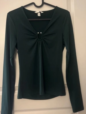 Grön topp - grön tröja med silver detalj🤍