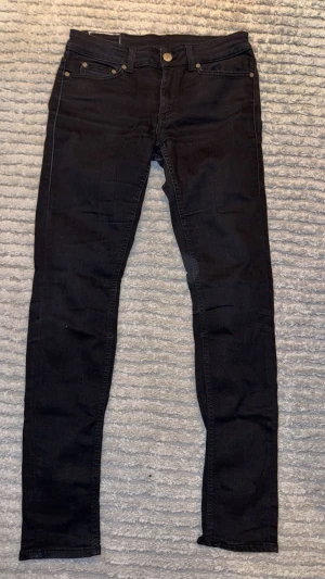 Dondup Jeans George  - Dondup Jeans George! Trendigaste jeansen på marknaden.  Ny pris=4000 kr Säljs för 899 kr         (Modellen har original slitningar från fabrik vilket är väldigt eftertraktat och populärt)