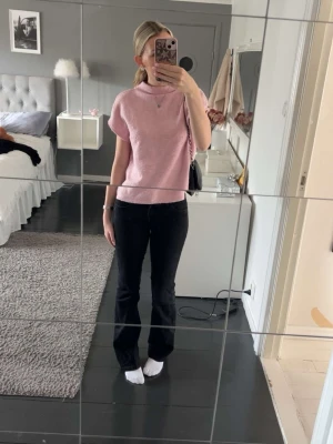 Ljusrosa kortärmad topp med polokrage - Säljer en ljusrosa topp med korta ärmar och polokrage. Toppen har en mjuk och lite lös passform, perfekt till jeans eller kjol. Materialet känns som bomull eller en mjuk syntetblandning. Enkel och stilren design utan mönster eller extra detaljer.