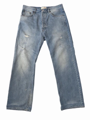 Jeanrica jeans - Jeanrica jeans med raka ben och slitna detaljer på framsidan. Klassisk femficksmodell med normal midja och dragkedja. Jeansen har en avslappnad passform och är tillverkade i denim. Perfekta för en casual och trendig look.