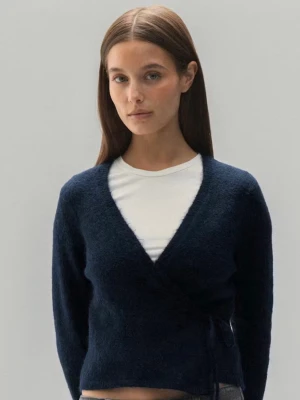 Mörkblå omlottkofta från Gina Tricot - Mysig mörkblå omlottkofta från Gina Tricot med knytband i midjan och v-ringad hals. Koftan har lång ärm och är gjord i ett mjukt, fluffigt material som passar perfekt till lager på lager-stil. Kom med prisförslag🥰