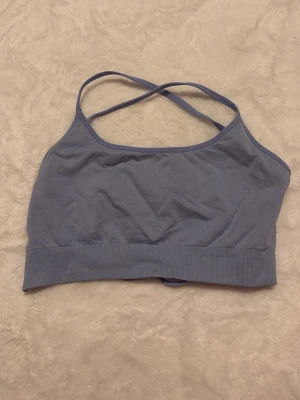 Blålila sporttopp från NVGTN - Blålila i färgen , Stl M 