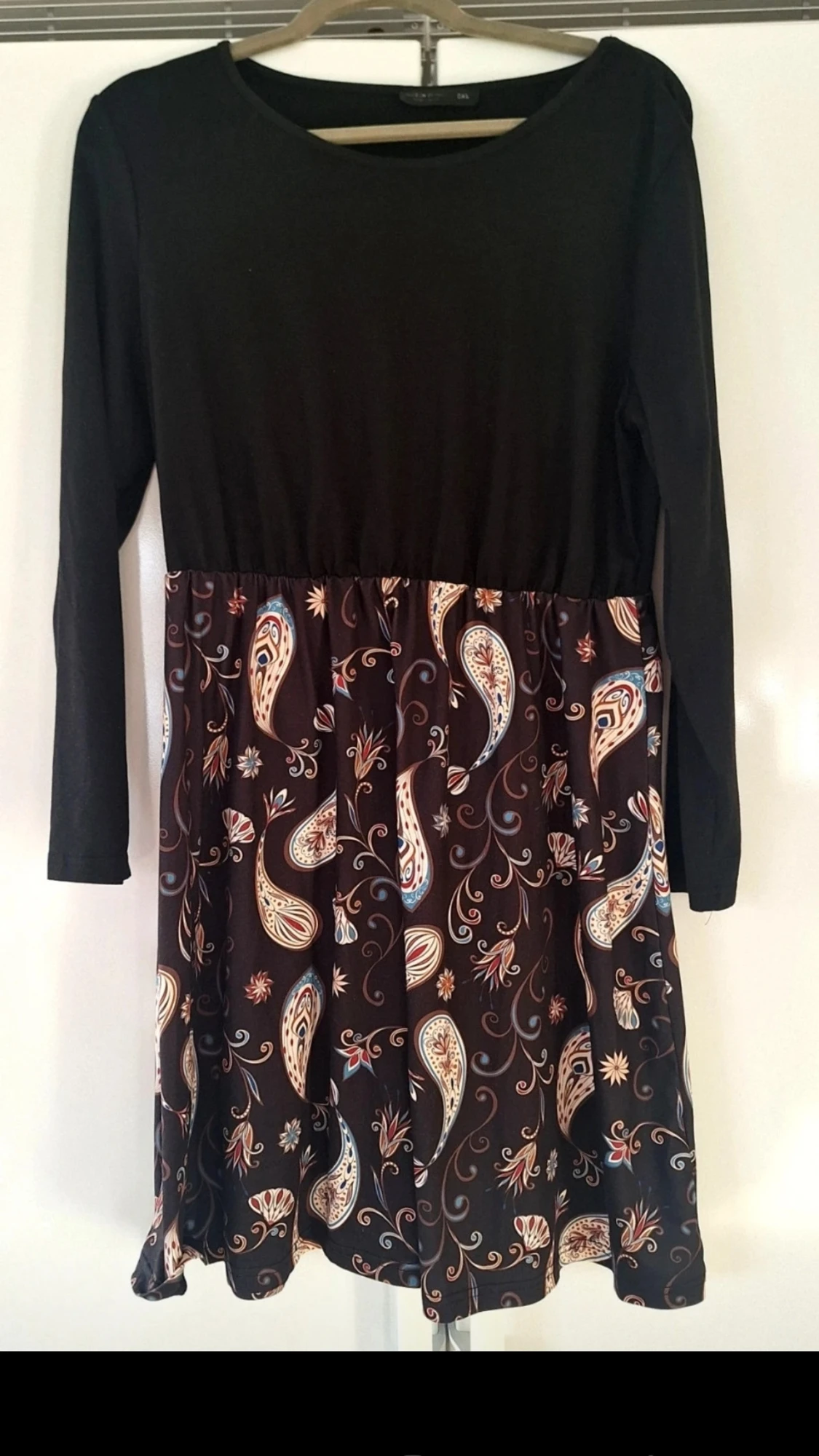 Svart paisleymönstrad klänning