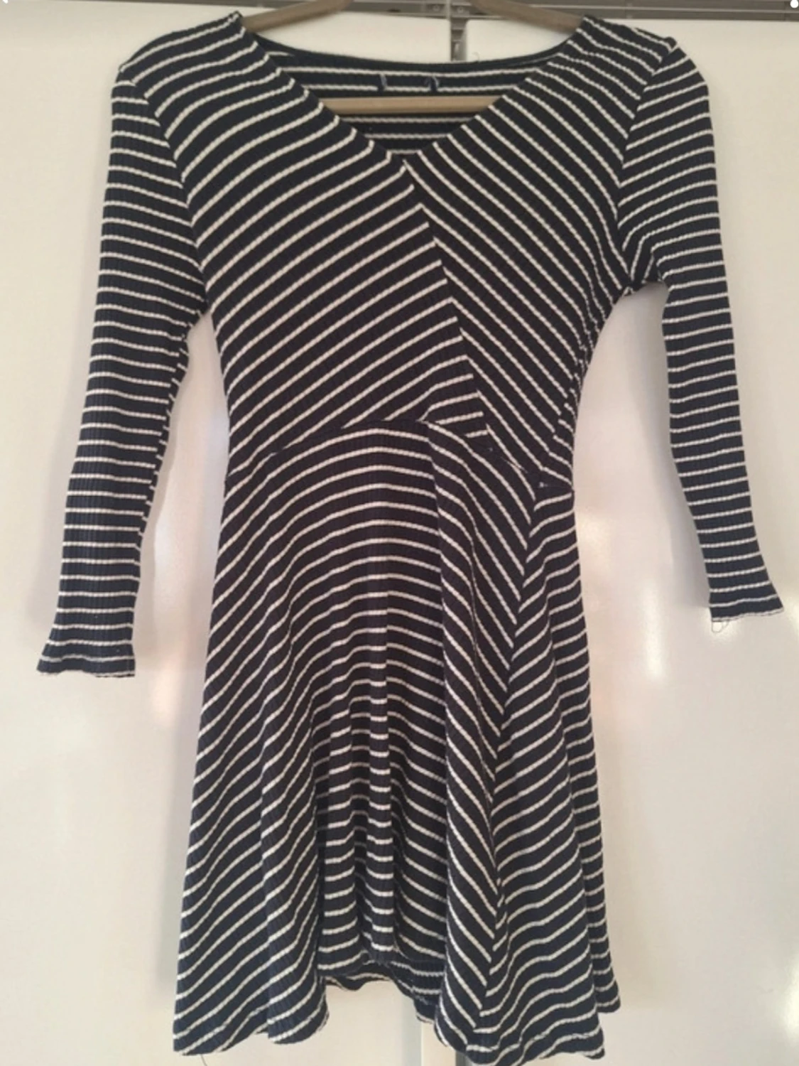 Randig omlottklänning med trekvartsärm