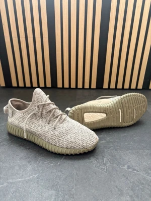 Yeezy Adidas - Nypris -> 2500. säljer pga för stor storlek