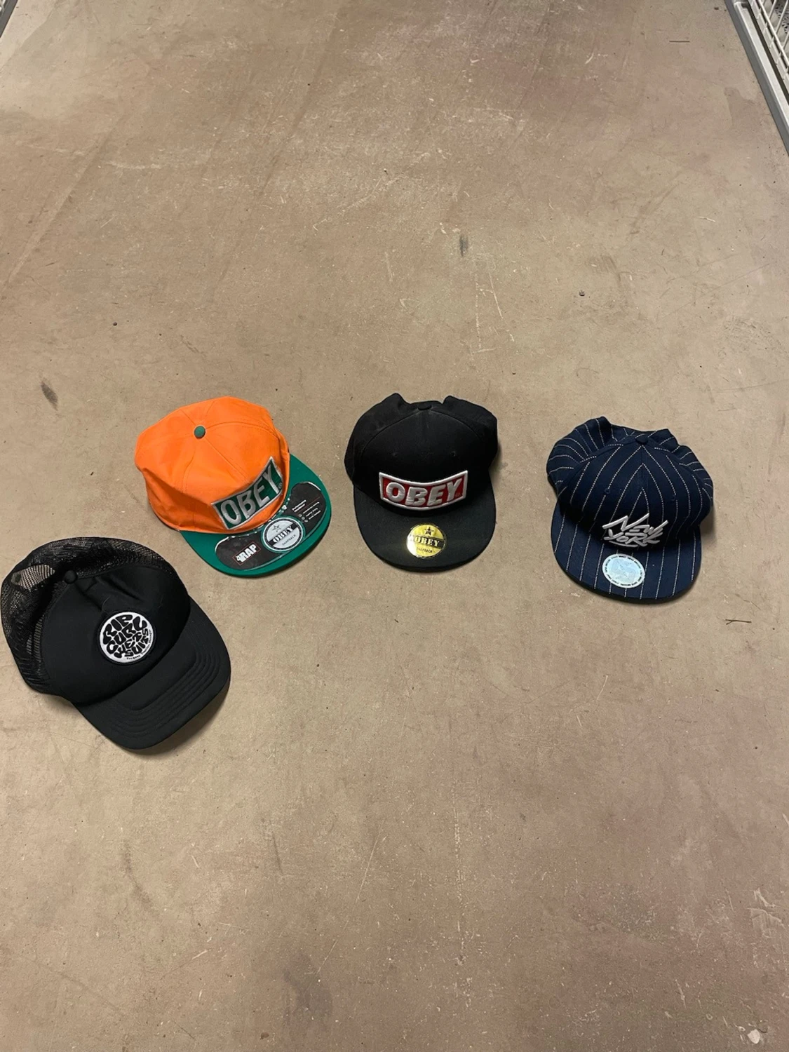 Fyra kepsar från OBEY och New Era