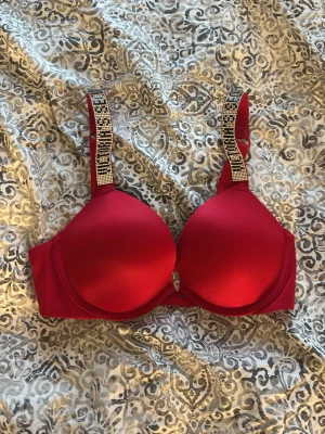 Victoria secret push up bh  - Röd Victoria secret push up bh I strl 70C❣️ En liten sten saknas men man ser inte det alls skulle jag säga❣️