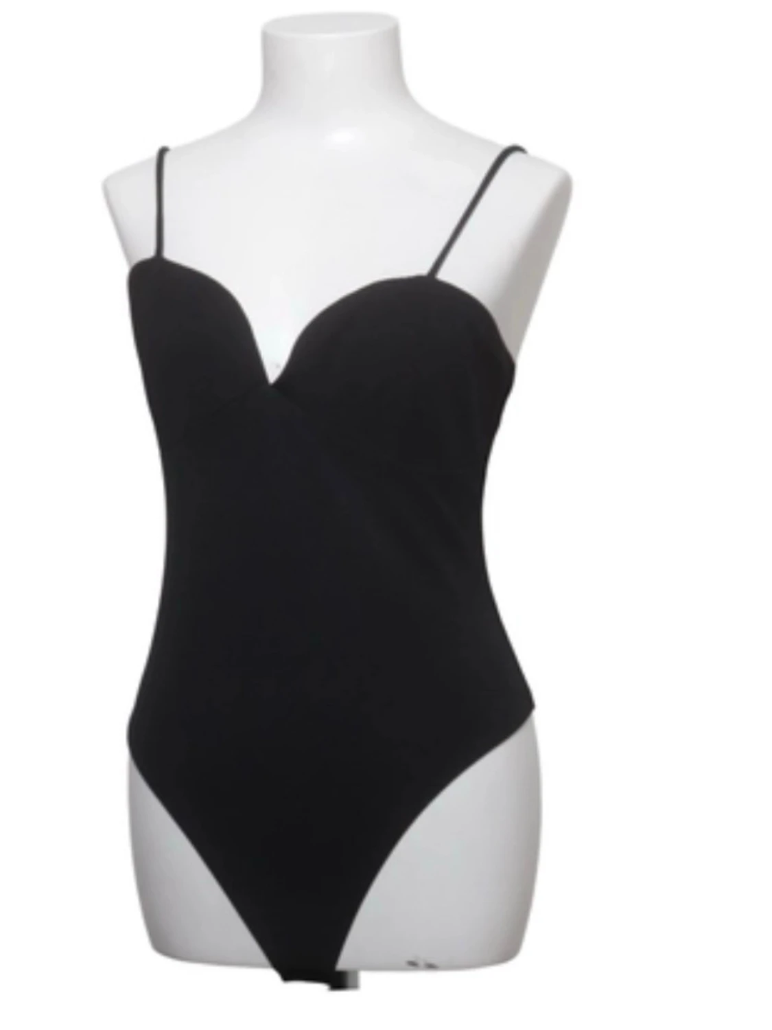 Svart body med tunna axelband