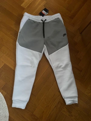 Nike Tech byxor - Aldrig använda. Passar bäst M/L