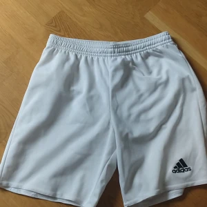 Adidas Shorts - Jättefina Adidas shorts i stl 152 men passar mig som har XS-S! De är i fint skick använda max 5 gånger! De har snören som man kan dra åt i midjan (se bild 4). De är färgat blått lite av tvättmedel i innertyget men inget som syns, skriv gärna till mig om du är intresserad!❤️