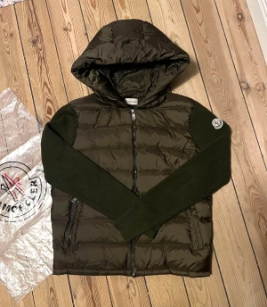 Moncler Cardigan - Inte använd, bara testad en gång. Säljer då den inte passar mig. Sorlek M men passar också S.