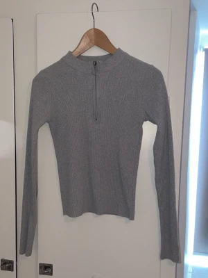 Grå ribbad tröja med dragkedja - Säljer för 100kr