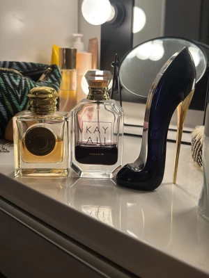 Parfymer  - Säkjer 3 stycken parfymer med lika olika mycket i! Burberry goddess, 50 ml flaska med 60% kvar i—>300kr, kayali vanilla 28, 30% av 50 ml kvar—> 200, good girl Carolina Herrera, 30 ml flaks med ganska lite kvar i—> 50kr paketpris 400kr! 