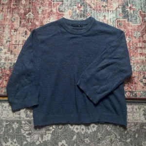 Mörkblå oversized stickad tröja sweater - Mysig mörkblå stickad tröja med avslappnad, oversized passform och rund halsringning. Tröjan är tillverkad i ett mjukt, strukturerat material som ger en skön känsla. Från Lager 157