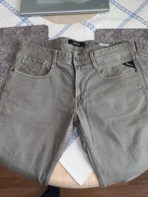 Grå jeans Replay Anbass herr - Snygga grå jeans från Replay, modell Anbass. Storlek 34/34. Jeansen är i bra skick. Pris kan diskuteras! 