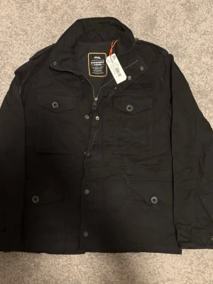Superdry fieldjacket - • Säljer en superdryjacket perfekt nu till våren • Storlek: M • Mått: Längd-71 Bredd- 51  Det är bara att slå en pling om du har några frågor 😊