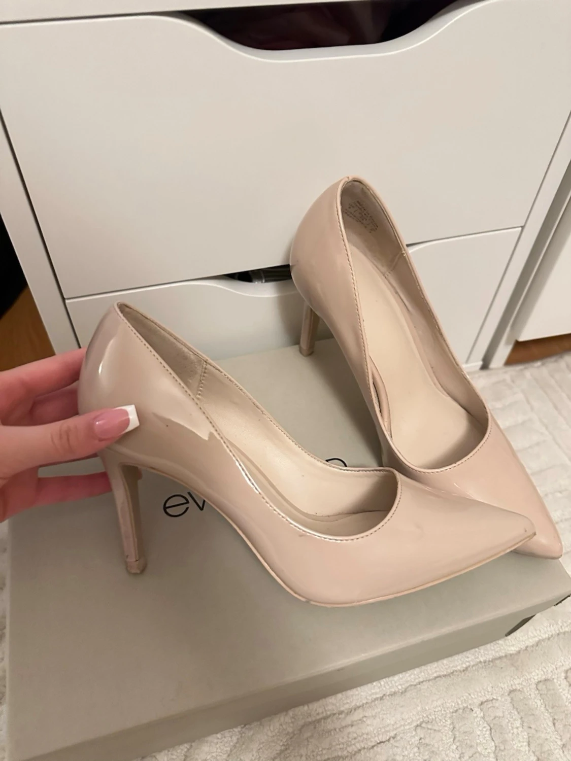 Beige lackpumps från Even&Odd - 2
