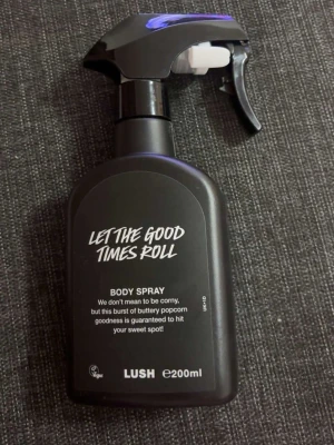 LUSH Let The Good Times Roll Body Spray - LUSH Let The Good Times Roll Body Spray i svart plastflaska med spraymunstycke. Doften beskrivs som smörig popcorn med sötma, perfekt för dig som gillar unika och lekfulla dofter. Flaskan rymmer 200 ml och har en modern, stilren design. HELT OANVÄND!!