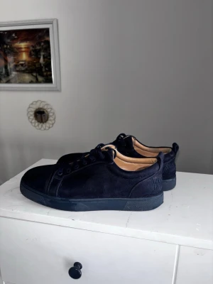 Mörkblåa sneakers i mocka - Stilrena mörkblå sneakers i mocka med matchande snören och sula. Låg modell med klassisk siluett och diskreta detaljer. Insidan är ljusbeige för en snygg kontrast. Perfekta för dig som gillar en clean och enkel look.