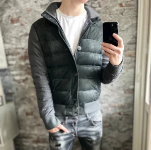 Herno Mockajacka - Bra skick, skötsellappen är sliten och en knapp saknas men annars mycket fin! Storlek 50/M passar dig som är mellan 175-185cm ungefär. Nypris ca 10000kr. Modellen är 185 cm, 79 kg. Självklart äkta - Kolla bara recensionerna! Passar bra nu till vintern. Skriv för mer information!🤝