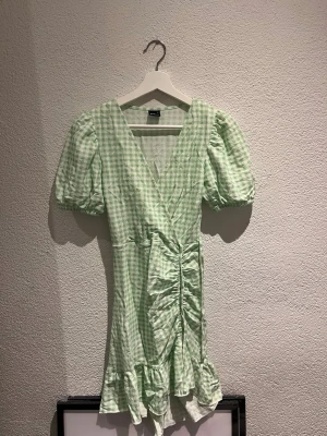 Grön rutig omlottklänning Gina Tricot - Säljer min kortkläning från Gina Tricot !!!