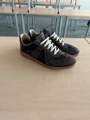 Maison margela gats - Riktig snygga Maison margela gats! Pris kan såklart diskutera vi snabb affär👍Hör av dig vi minsta lilla fundering.Stl 40 men passar även till 41.