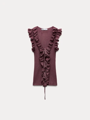 Stickad topp ZARA - Jag säljer min stickade topp från Zara, använd väldigt få gånger. Älskade denna innan men har köpt nytt så den kommer inte till användning längre.                                                                Hittade inga tydliga bilder när den sitter på, men skriv privat så ska jag lösa flera 🩷