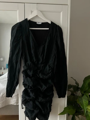 Figursyd Klänning - Fin klänning från noisy may i storlek xs. Den är i använt skick men fortfarande väldigt fin