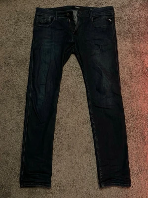Replay jeans - Snygga replay jeans i anbass modell. Modellen är 185cm lång och vägen 80kg.