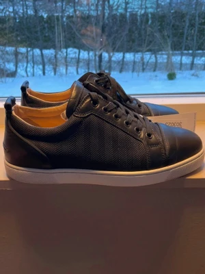 Cristian Luboutin Sneaker - Loubs i 10/10 skick skriv gätna vid frågor