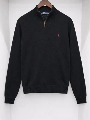 Svart 1/4 zip tröja från Ralph Lauren - Snygg svart 1/4 zip tröja från Ralph Lauren. Aldrig använd och är i mycket bra skick. OBS (Står st XL men är mer i storlek L 