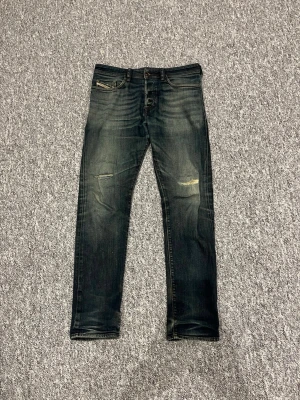 Mörkblå Diesel jeans med slitningar - Säljer nu ett par lite shysstare mörkblå slim fit jeans med slitningar på knäna och lätt tvättade detaljer. Det är ett par jeans från Dielsel som är riktigt feta🔥🔥storlek är W31 och L32