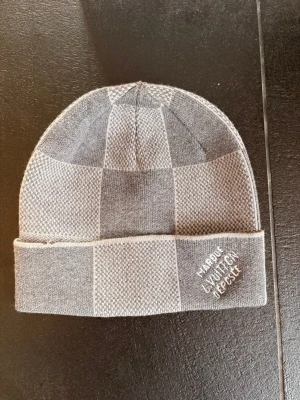 LV mössa  - Knappt använd säljer för jag inte använder priset är inte hugget i sten hör av er om ni är intresserade 🙌🙌