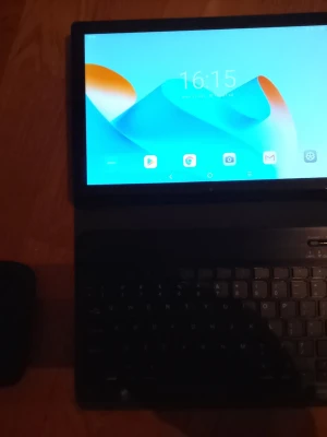 Lamzien surfplatta med tangentbord - Säljer en svart Android Lamzien surfplatta med tillhörande tangentbord. Plattan har en rektangulär form och stor skärm med tydliga färger. Perfekt för dig som vill ha en smidig lösning för både surf och skrivande. Tangentbordet är integrerat i ett fodral.