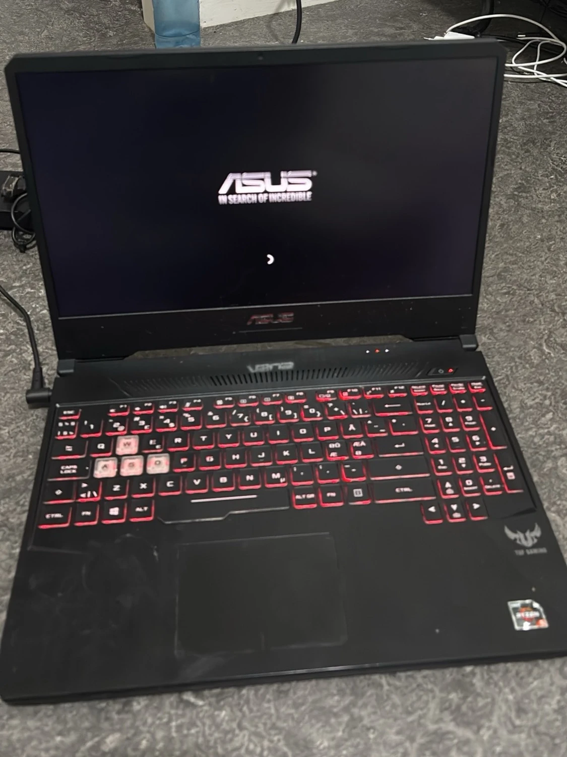 Svart ASUS TUF Gaming laptop - 2