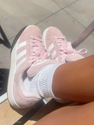Sneakers adidas  - Fina adidas campus i använt men fint skick! Köpta för 1345kr, kartong medföljer självklart🩷hör av dig vid frågor eller för fler bilder!