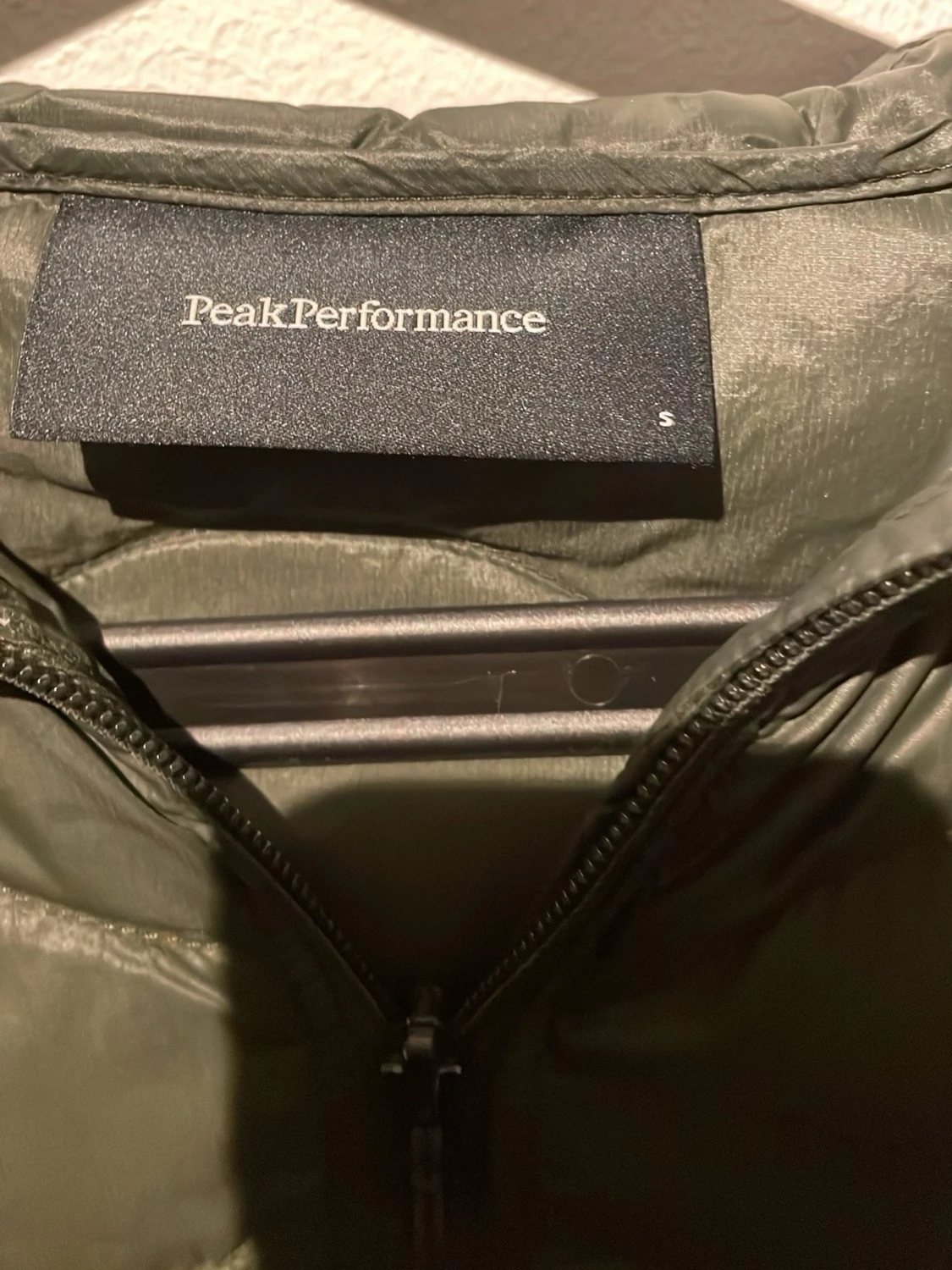 Mörkgrön peak performance dunjacka med huva - 4