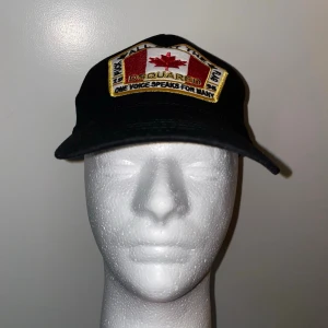 Dsquared2 keps-svart, one size - Helt ny. Fin replika med bra kvalitet. Pris: 399kr. Först till kvarn. Skickas direkt inom 24h.