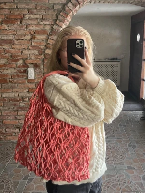Rosa nätväska från ARKET - Säljer en rosa shoppingväska från ARKET i coolt nätmönster. Väskan har tjocka, flätade handtag och är gjord av ett slitstarkt material. Perfekt för att bära med sig allt man behöver under dagen. Aldrig använd 🌸