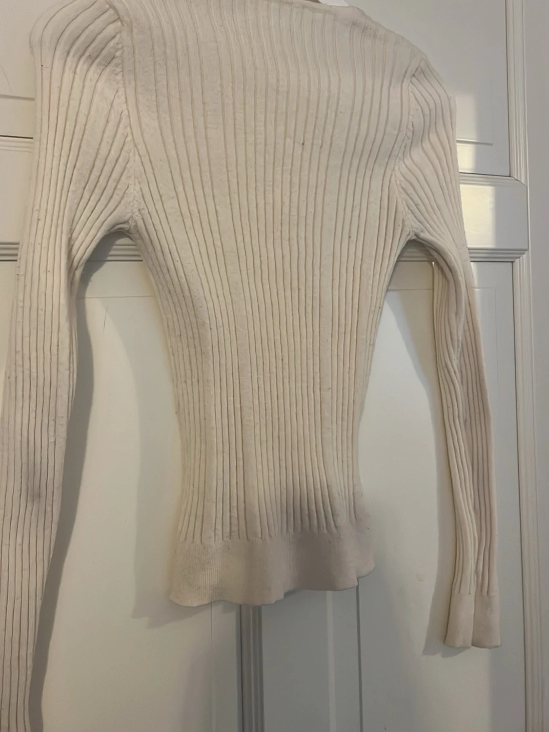 Vit ribbstickad tröja med v-ringning - 1