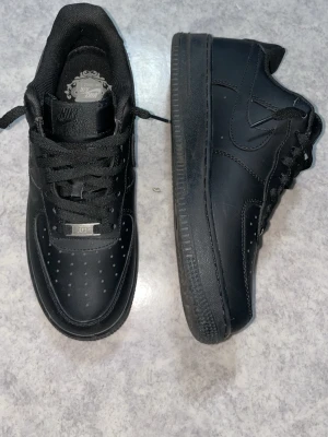Nike Air Force 1 helsvarta 43 - Nike air force 1 i bra. Knappt använda och är i bra skick.